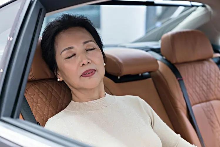 ​老伴走後！意外摔傷「在3個子女家輪流養老」才發現　晚年養老最大底氣是「退休金和存款」