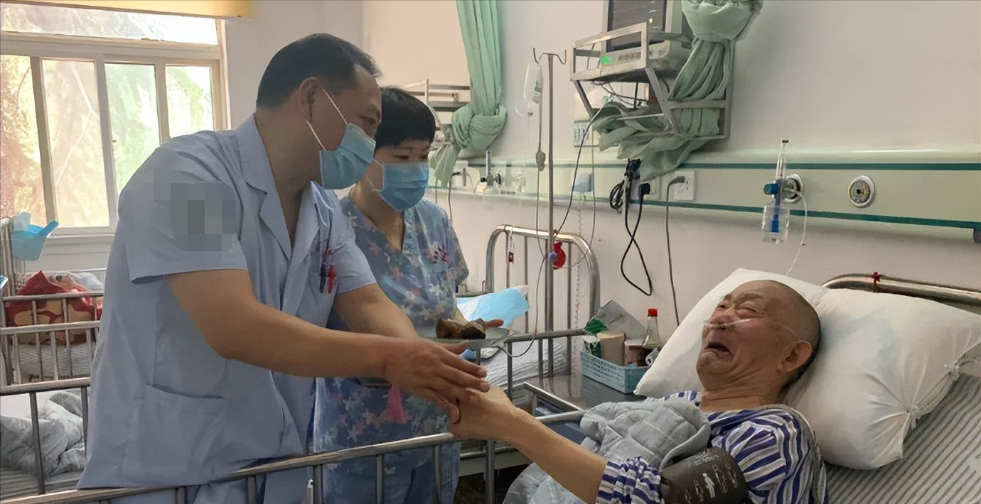 ​老伴走後！意外摔傷「在3個子女家輪流養老」才發現　晚年養老最大底氣是「退休金和存款」