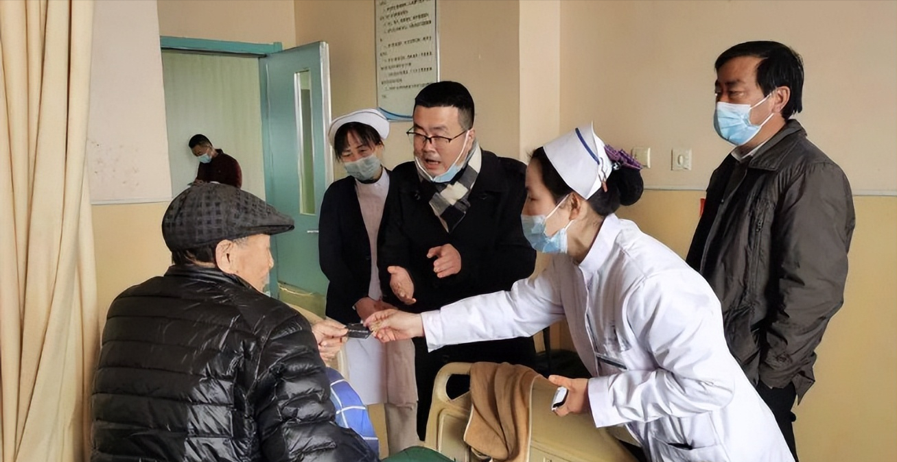 ​老伴走後！意外摔傷「在3個子女家輪流養老」才發現　晚年養老最大底氣是「退休金和存款」