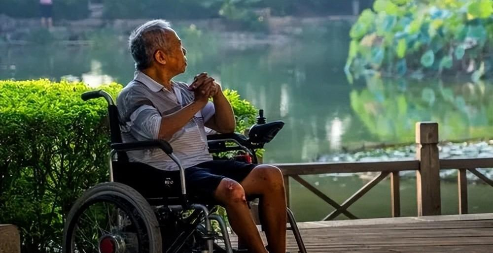 ​老伴走後！意外摔傷「在3個子女家輪流養老」才發現　晚年養老最大底氣是「退休金和存款」