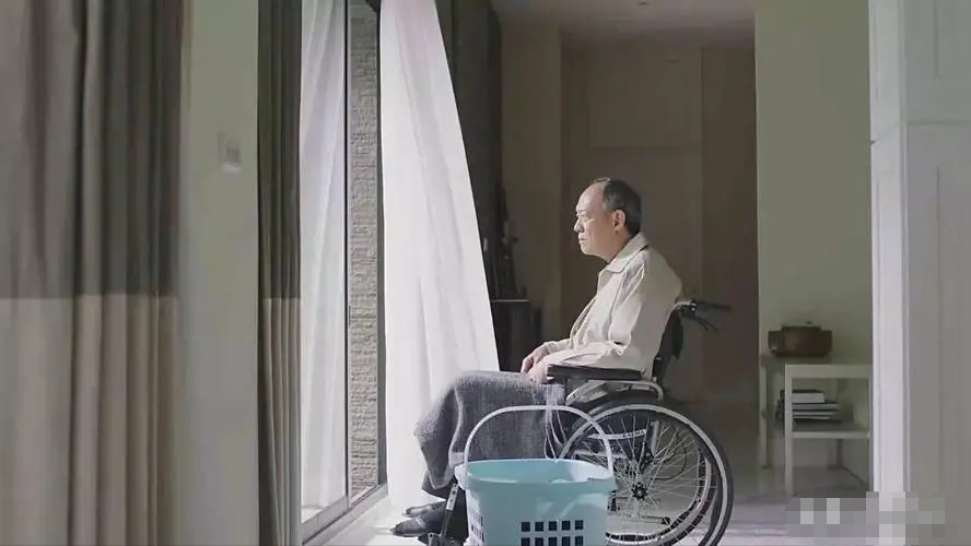 ​老伴走後！意外摔傷「在3個子女家輪流養老」才發現　晚年養老最大底氣是「退休金和存款」