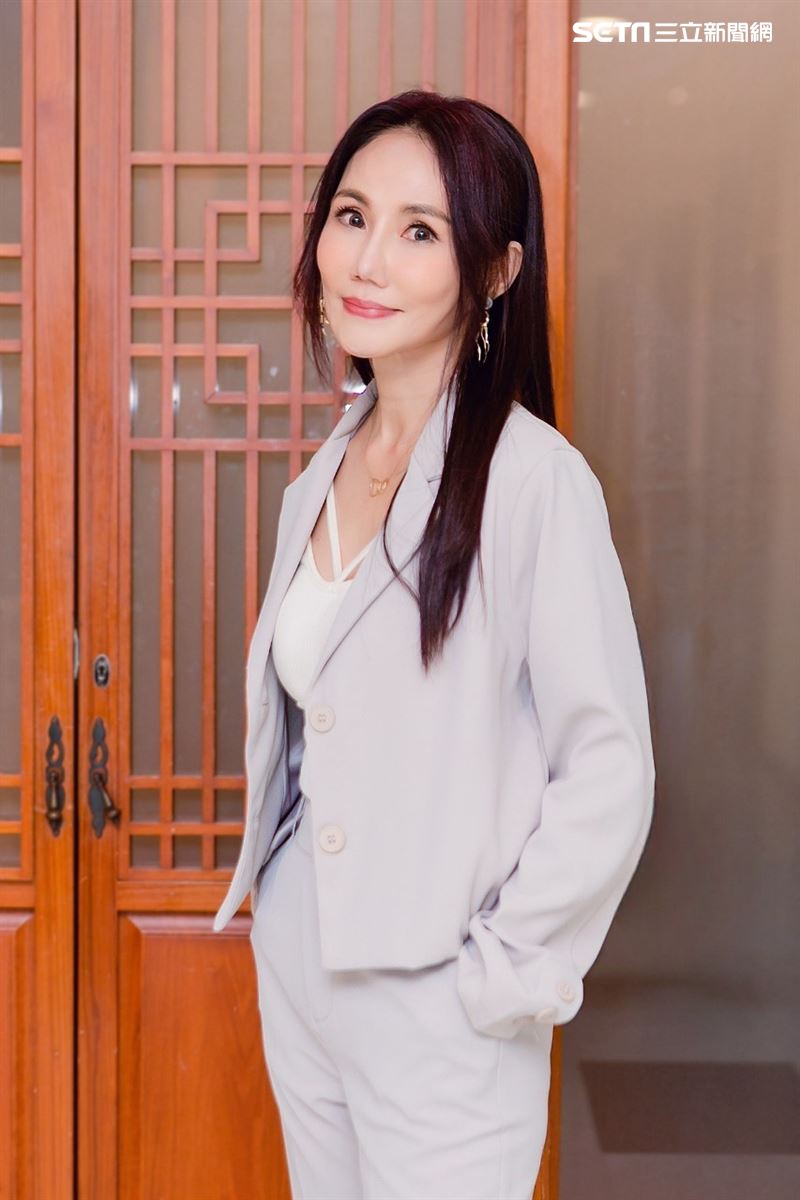 主持台上突發病！當紅玉女「遭送進精神病院」領重大傷病卡　消失演藝圈35年「53歲近況曝」