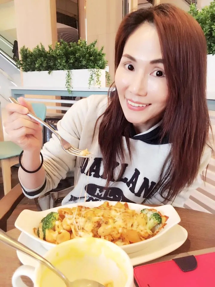 主持台上突發病！當紅玉女「遭送進精神病院」領重大傷病卡　消失演藝圈35年「53歲近況曝」