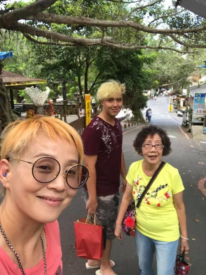 229傳噩耗！李明依淚崩「最愛的她今離開」：過年前狀況不好　「淚揭同住20年情」看哭全網