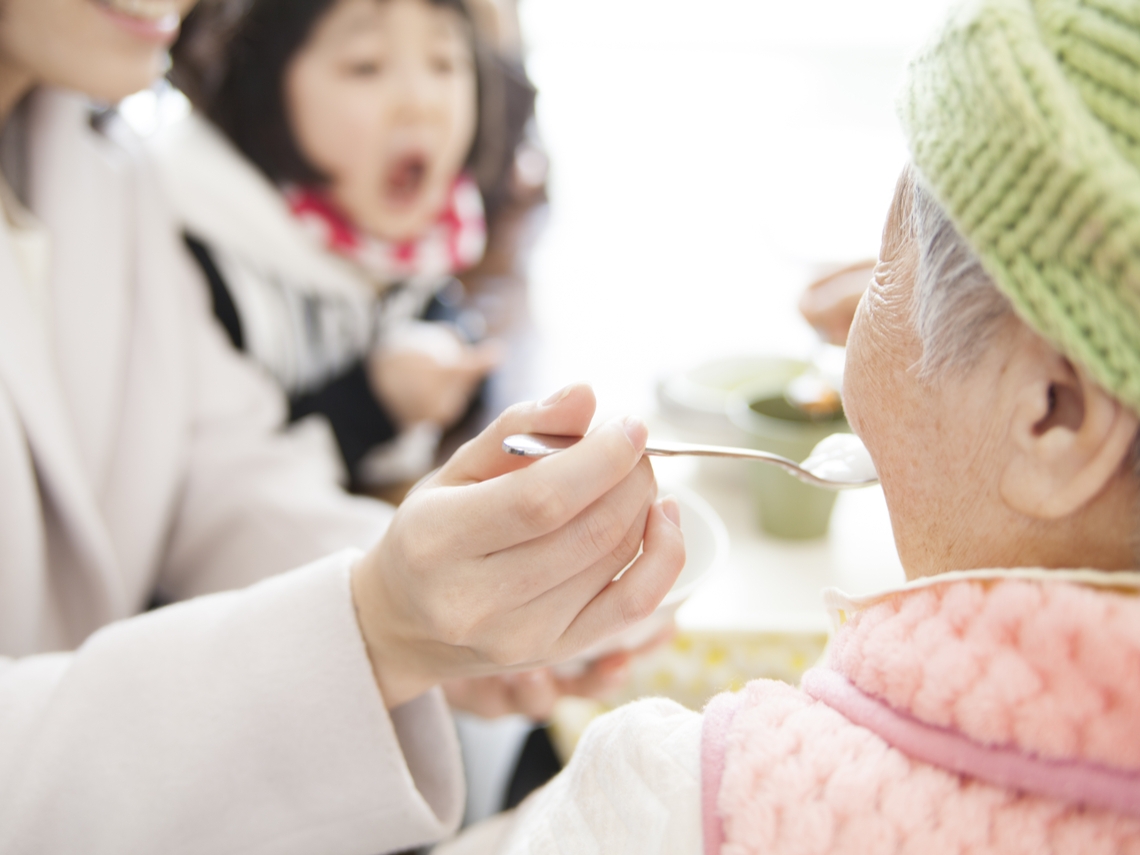 奶奶分鐲子！伯母「先搶走金鐲子」母親只好拿銀的　奶奶卻安慰「你的福氣在後頭」