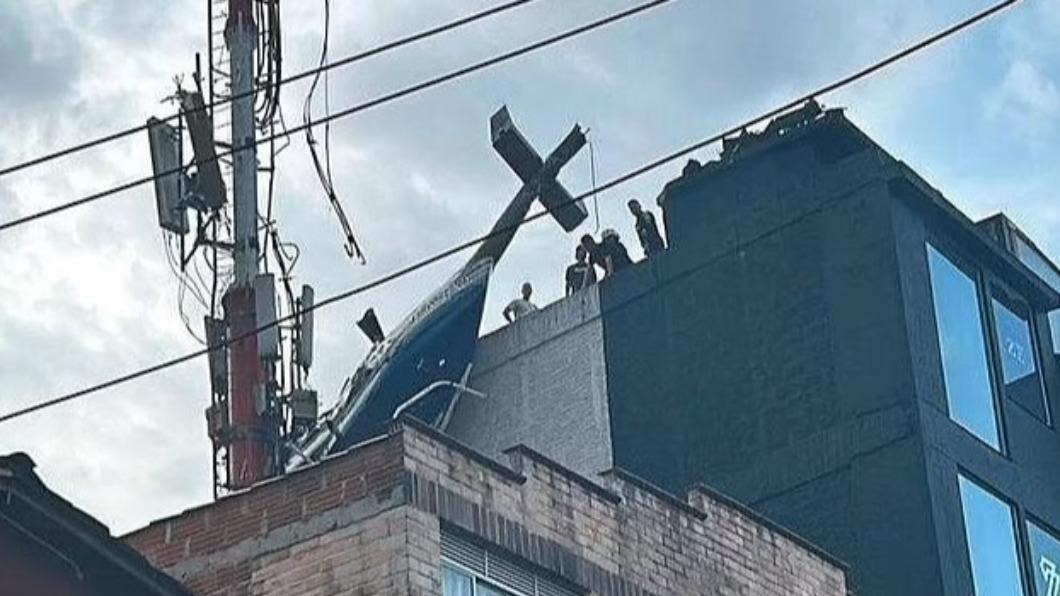 才剛起飛！遇強風失控「急速撞向隔壁大樓」　乘客絕望「視訊爸媽告別」驚險畫面曝
