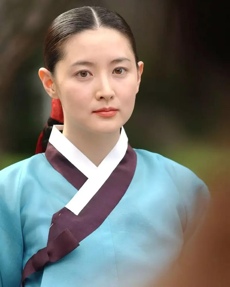 凍齡女神破滅？53歲李英愛「出席米蘭時裝週」被嘲笑發福　真實側拍照曝光「網友全看傻」
