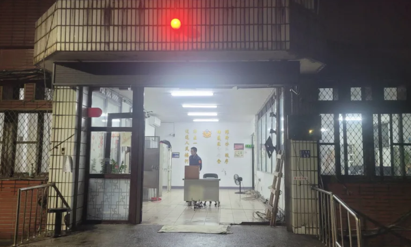 直衝派出所！基隆24歲警「遭貨車高速蓄意衝撞」完全躲不了　嫌犯「身分曝光」母崩潰：他穿內褲跑出門...
