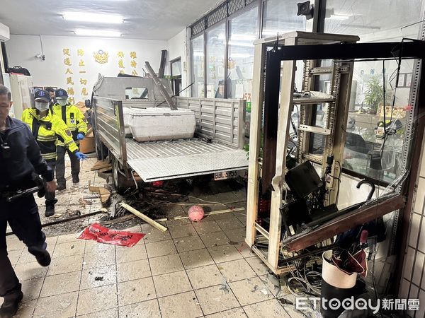 直衝派出所！基隆24歲警「遭貨車高速蓄意衝撞」完全躲不了　嫌犯「身分曝光」母崩潰：他穿內褲跑出門...