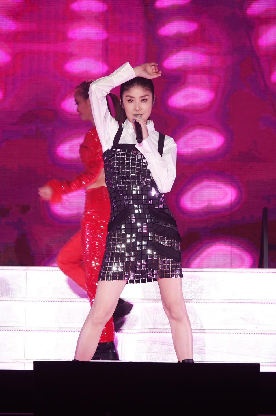 歌壇天后「路邊吃粥被捕獲」20年前就長這樣！「51歲零修圖超美」網看傻：太扯了