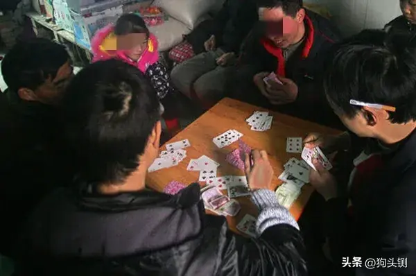 奶奶去世！葬禮上「守夜的人喝酒打牌」又吵又鬧　我看不慣想阻止「但堂哥攔著我說了3句話」讓我有些羞愧