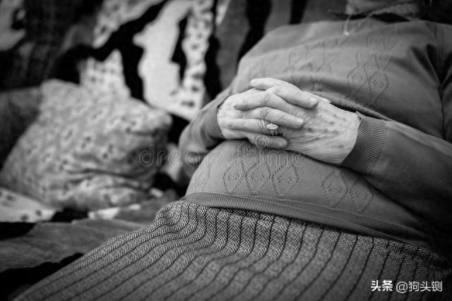 奶奶去世！葬禮上「守夜的人喝酒打牌」又吵又鬧　我看不慣想阻止「但堂哥攔著我說了3句話」讓我有些羞愧