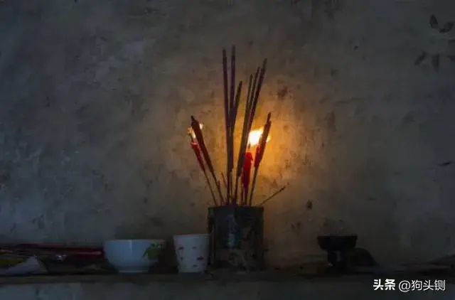 奶奶去世！葬禮上「守夜的人喝酒打牌」又吵又鬧　我看不慣想阻止「但堂哥攔著我說了3句話」讓我有些羞愧