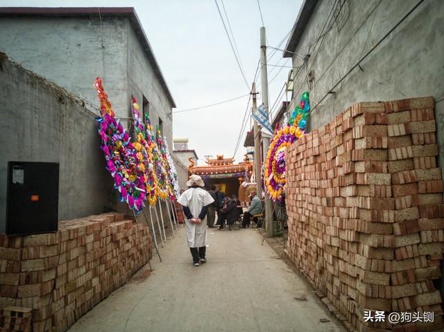 奶奶去世！葬禮上「守夜的人喝酒打牌」又吵又鬧　我看不慣想阻止「但堂哥攔著我說了3句話」讓我有些羞愧