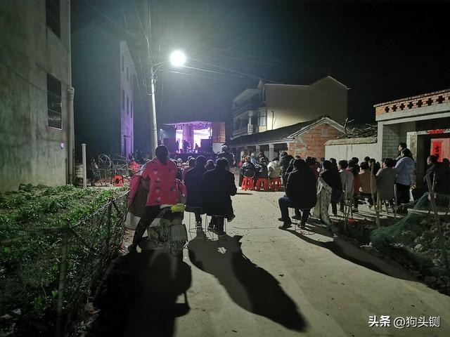 奶奶去世！葬禮上「守夜的人喝酒打牌」又吵又鬧　我看不慣想阻止「但堂哥攔著我說了3句話」讓我有些羞愧