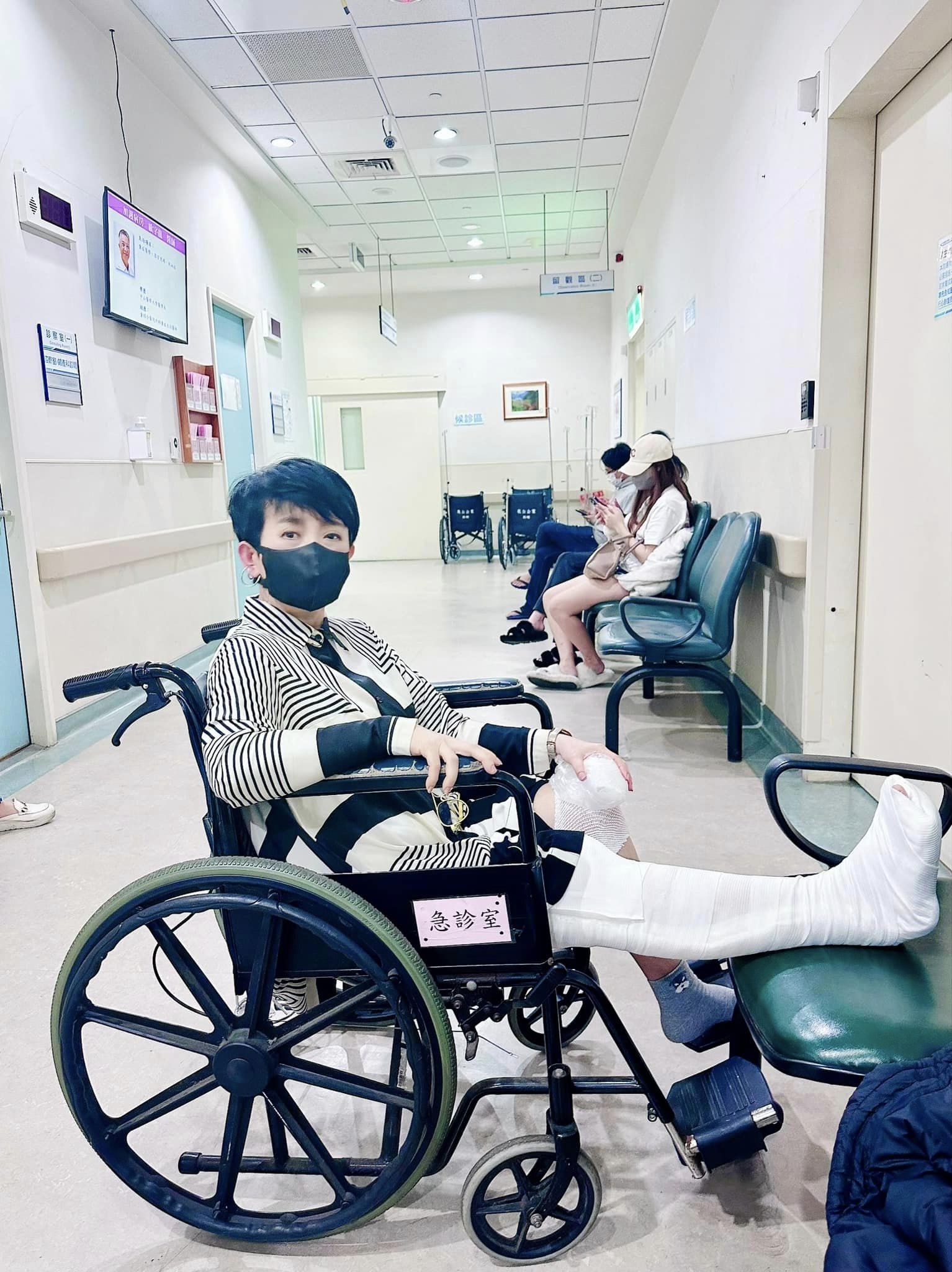 才剛打官司！64歲玉女歌手「驚傳摔斷腿」工作急喊卡　氣喊「會向市政府申訴」傷勢曝光
