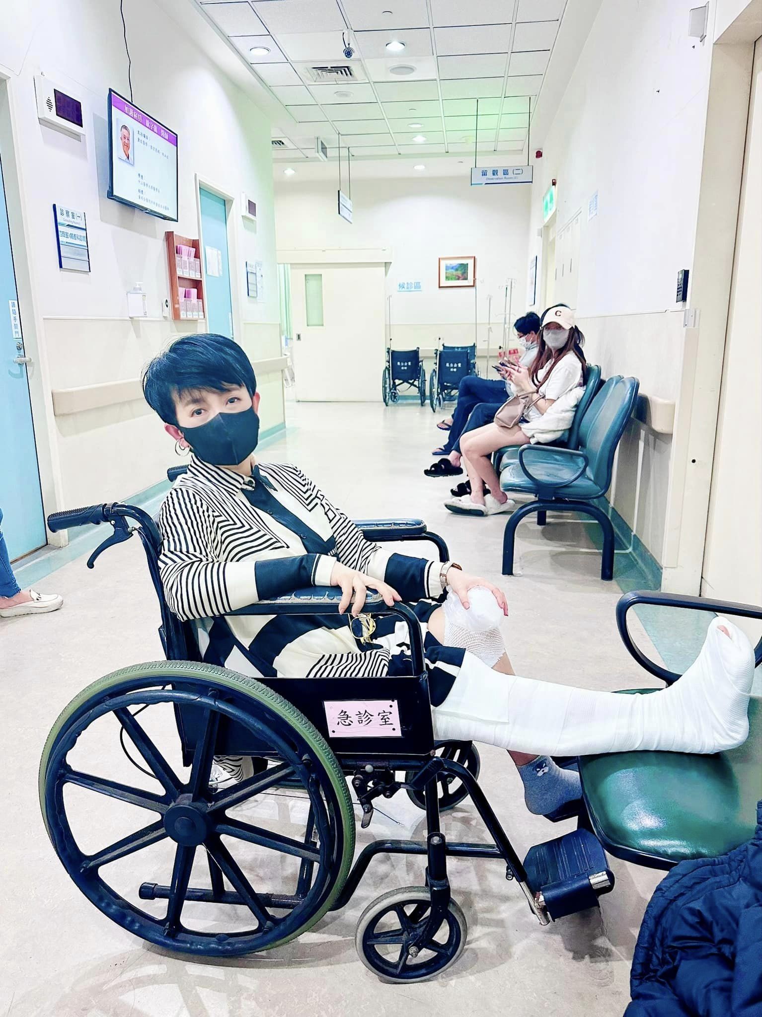才剛打官司！64歲玉女歌手「驚傳摔斷腿」工作急喊卡　氣喊「會向市政府申訴」傷勢曝光
