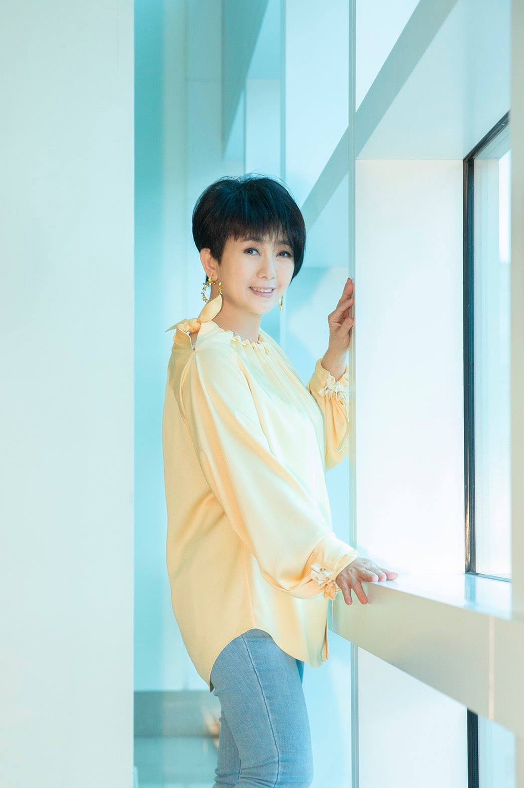 才剛打官司！64歲玉女歌手「驚傳摔斷腿」工作急喊卡　氣喊「會向市政府申訴」傷勢曝光