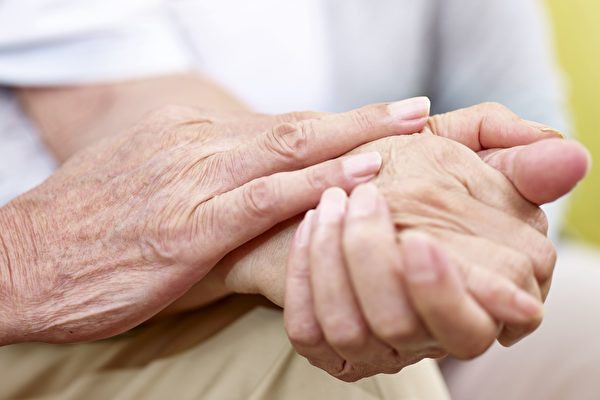 病母下廚煮晚餐！突拋一句「明天我不再煮了」　隔日「在兒面前斷氣」他崩潰：永遠的遺憾