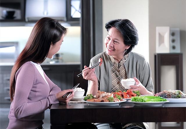 記恨我沒幫她帶小孩！大媳婦嫁來10年「從不喊我媽」　68歲生日宴「我宣布一個決定」她不淡定了