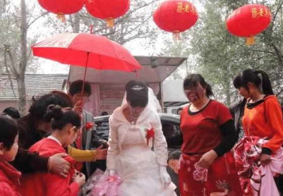 小姑結婚！我忙裡忙外幫打點還「包了2萬塊紅包」，婚禮當天我手機屏幕一亮：我立即報警 