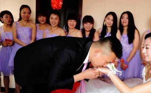 小姑結婚！我忙裡忙外幫打點還「包了2萬塊紅包」，婚禮當天我手機屏幕一亮：我立即報警 