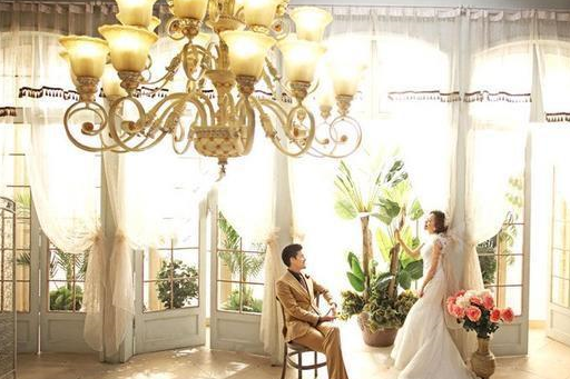 小姑結婚！我忙裡忙外幫打點還「包了2萬塊紅包」，婚禮當天我手機屏幕一亮：我立即報警 