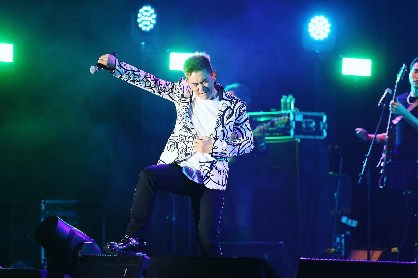 被警告找靈骨塔!59歲任賢齊「拍戲遇炸裂意外」臉部遭殃 急送醫「雙眼失明」驚悚過程曝光