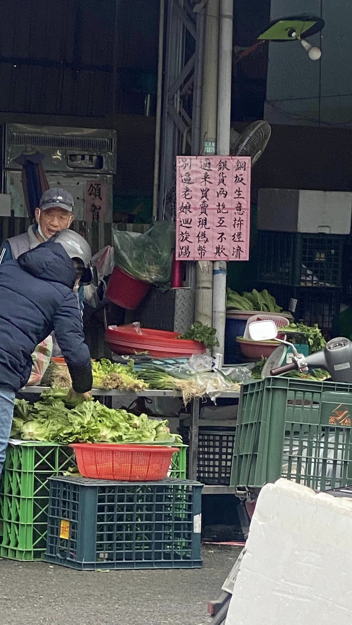 假鈔收到怕！菜市場阿嬤不忍了「霸氣貼出警告」：莫怪林祖媽過肩摔　最新「超派警語」再出新招