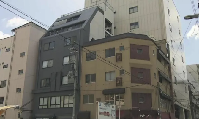 22歲男大生驚傳「7樓跳下身亡」父母哭斷腸 警曝原因:「是3個國中生害的」