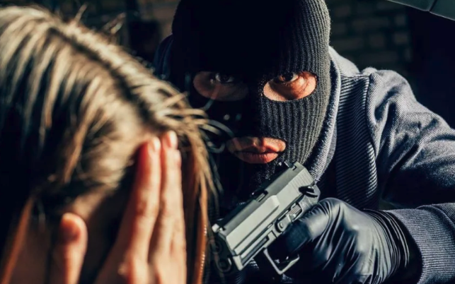 22歲男大生驚傳「7樓跳下身亡」父母哭斷腸 警曝原因:「是3個國中生害的」