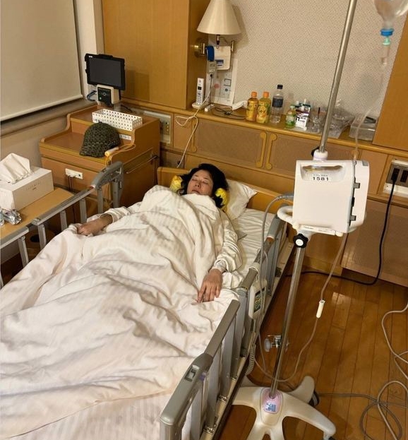 42歲真木陽子驚傳意識不清住院！病床照曝光引粉絲憂心，曾收死亡威脅崩潰坦言：厭食到想吐
