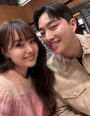 認愛4個月！知名女星無預警「宣布要結婚了」　甜蜜嫁給坐輪椅「半癱瘓的老公」