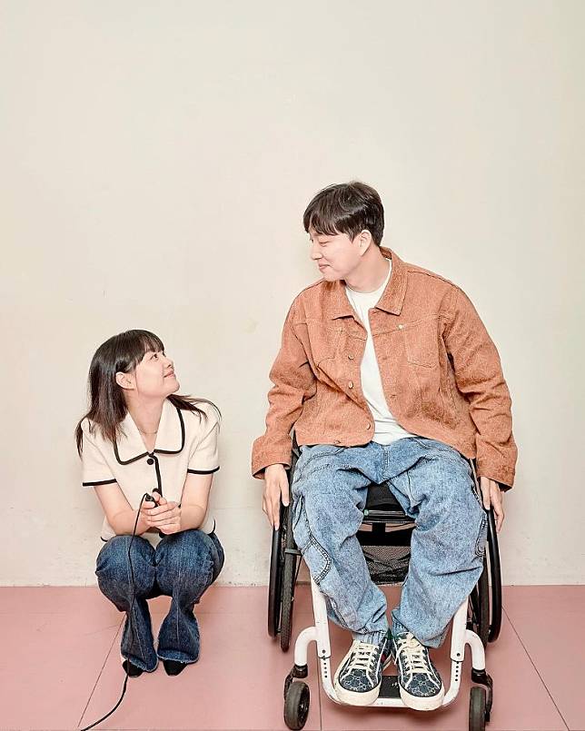 認愛4個月！知名女星無預警「宣布要結婚了」　甜蜜嫁給坐輪椅「半癱瘓的老公」