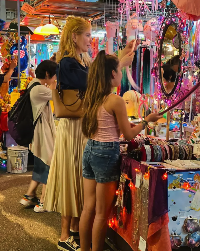 路人只到她肩膀！夜市驚見「金髮高挑女巨人」比例超狂　轉頭才發現「竟是好萊塢大咖女星」