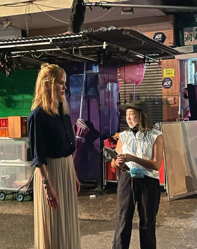 路人只到她肩膀！夜市驚見「金髮高挑女巨人」比例超狂　轉頭才發現「竟是好萊塢大咖女星」