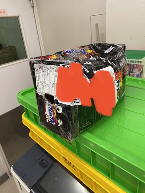 超商值大夜班「包裹竟發出聲響」！店員朝洞口一看嚇壞：太缺德了