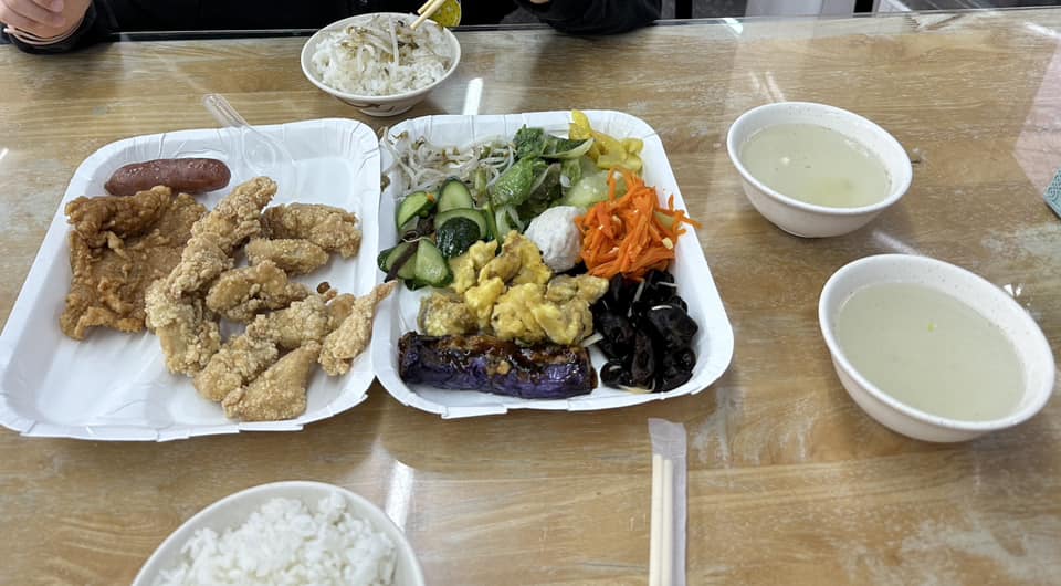 完全沒有肉！自助餐「蛋菜便當」被收150元　網一看狂酸「是黃金蛋嗎」店家說話了