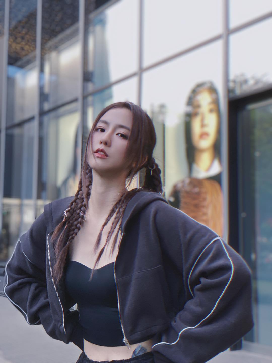 回頭率百分百！機場偶遇「緊身背心辣妹」身材超辣　1.4萬人點讚「真實身份曝光」超大咖