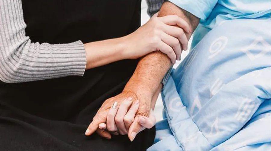 在醫院照顧老父親，我發現一個現象：「病床前伺候的多是女兒！」