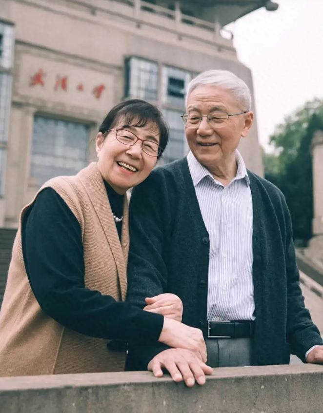 在醫院照顧老父親，我發現一個現象：「病床前伺候的多是女兒！」