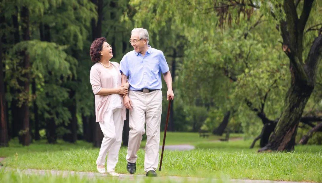 在醫院照顧老父親，我發現一個現象：「病床前伺候的多是女兒！」