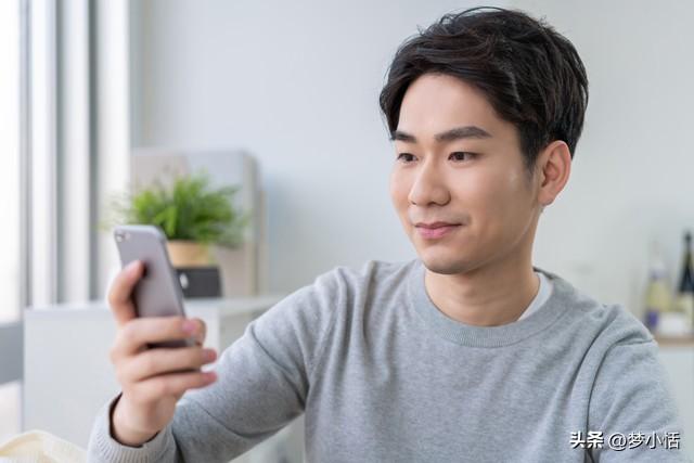 父母打算買房「要我幫忙出100萬」！我正想答應「老婆突然指了指桌子」我改口只出1萬5