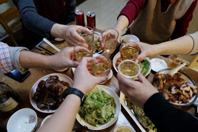 婆婆過生日喜歡請客！但都是我「辛苦做兩桌飯菜」今年就不回去了　想不到老公回家時「給我帶了1樣東西」太意外了