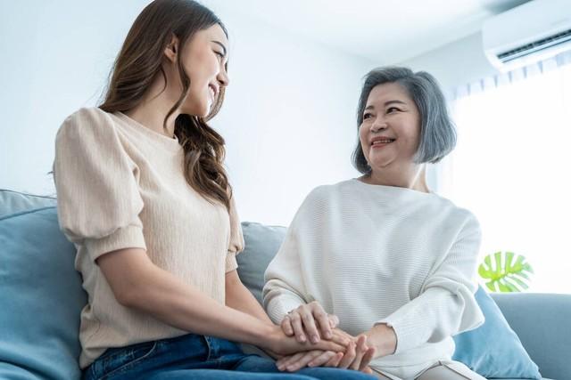 婆婆過生日喜歡請客！但都是我「辛苦做兩桌飯菜」今年就不回去了　想不到老公回家時「給我帶了1樣東西」太意外了