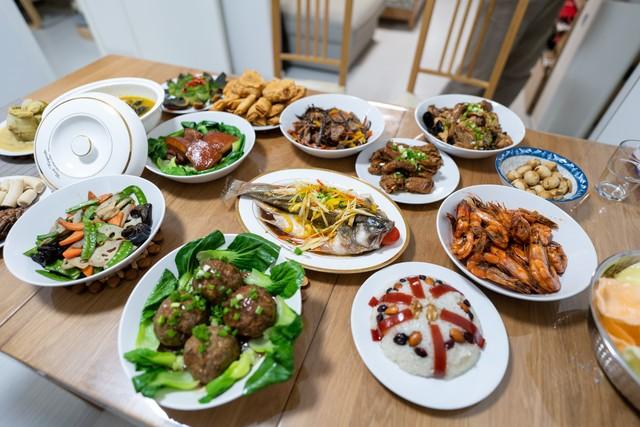 婆婆過生日喜歡請客！但都是我「辛苦做兩桌飯菜」今年就不回去了　想不到老公回家時「給我帶了1樣東西」太意外了