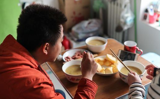 水龍頭漏水請前夫來修理！中午留他吃飯「一走進卧室」我淚如雨下...