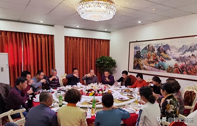 我們班感情好！今年同學聚會「班長說以後改成AA制」　每人要出1200元「沒多久我再打開群組」無言了