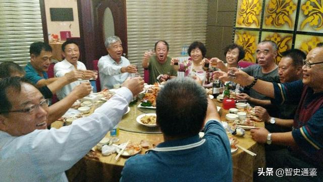 我們班感情好！今年同學聚會「班長說以後改成AA制」　每人要出1200元「沒多久我再打開群組」無言了