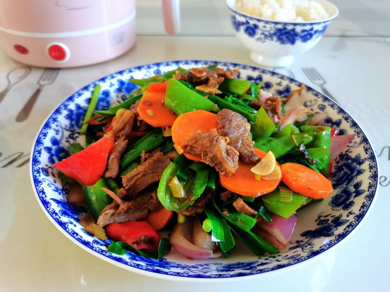 婆婆過生日喜歡請客！但都是我「辛苦做兩桌飯菜」今年就不回去了　想不到老公回家時「給我帶了1樣東西」太意外了